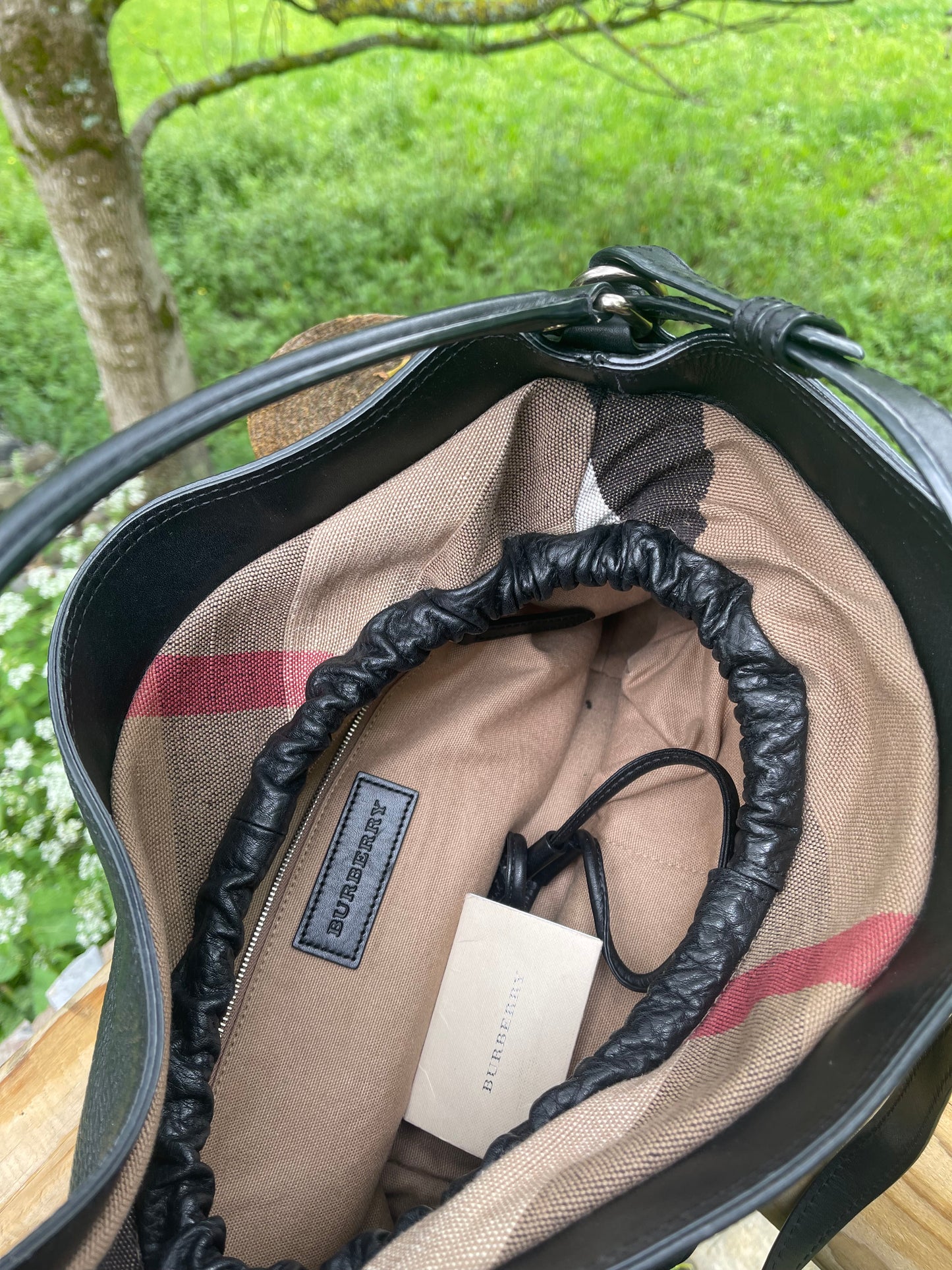 Burberry negro piel granulada