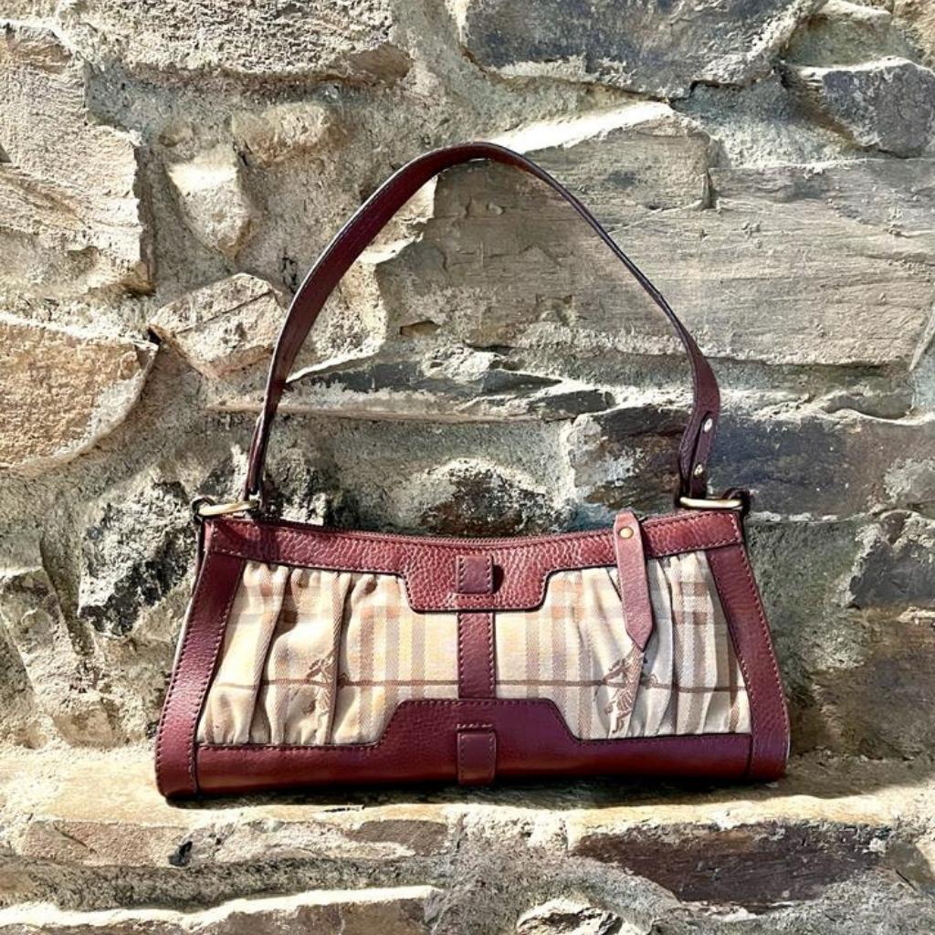 Burberry London vintage baguette